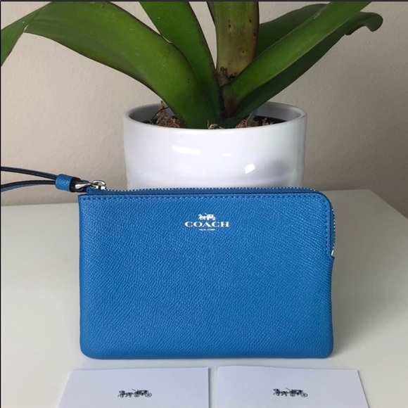 Coach Handbags - Coach Corner Zip Leather Wallet / Wristlet